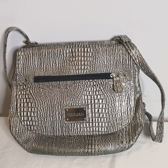 Kenneth Cole unlisted Accessories - Unlisted silver purse lots of compartments